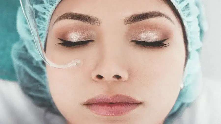 mujer realizando tratamiento radiesse